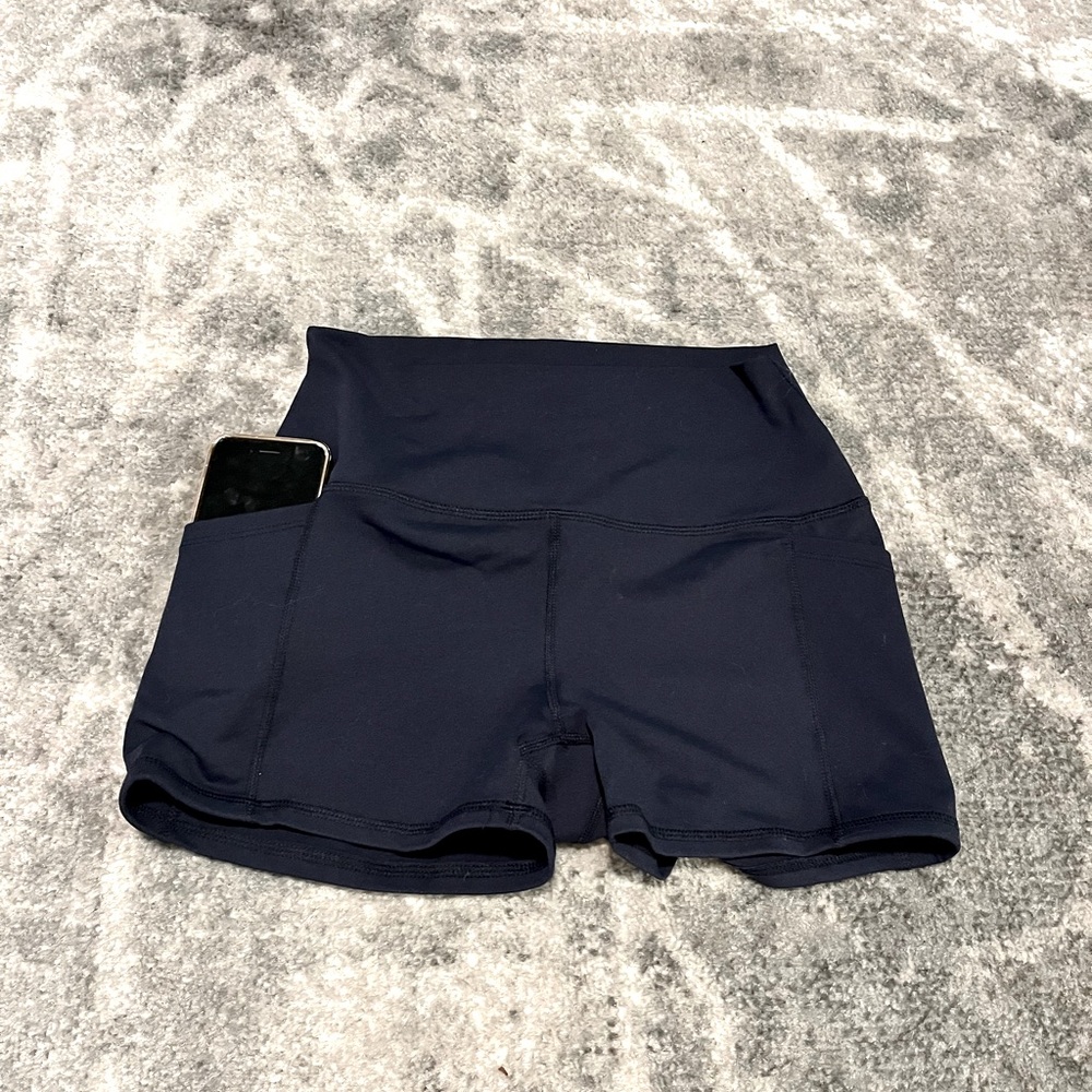 Navy workout shorts from mono b, WITH POCKETS ✅, sz medium